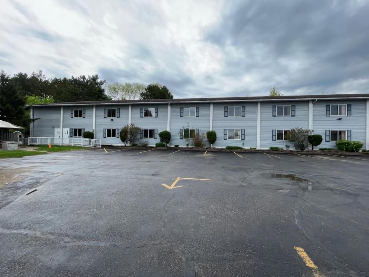 Super 8 By Wyndham Pembroke Hotel Exterior foto
