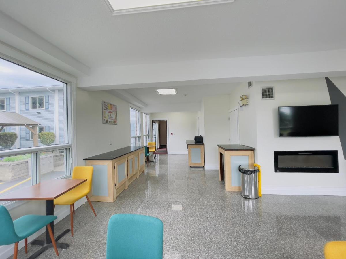 Super 8 By Wyndham Pembroke Hotel Exterior foto