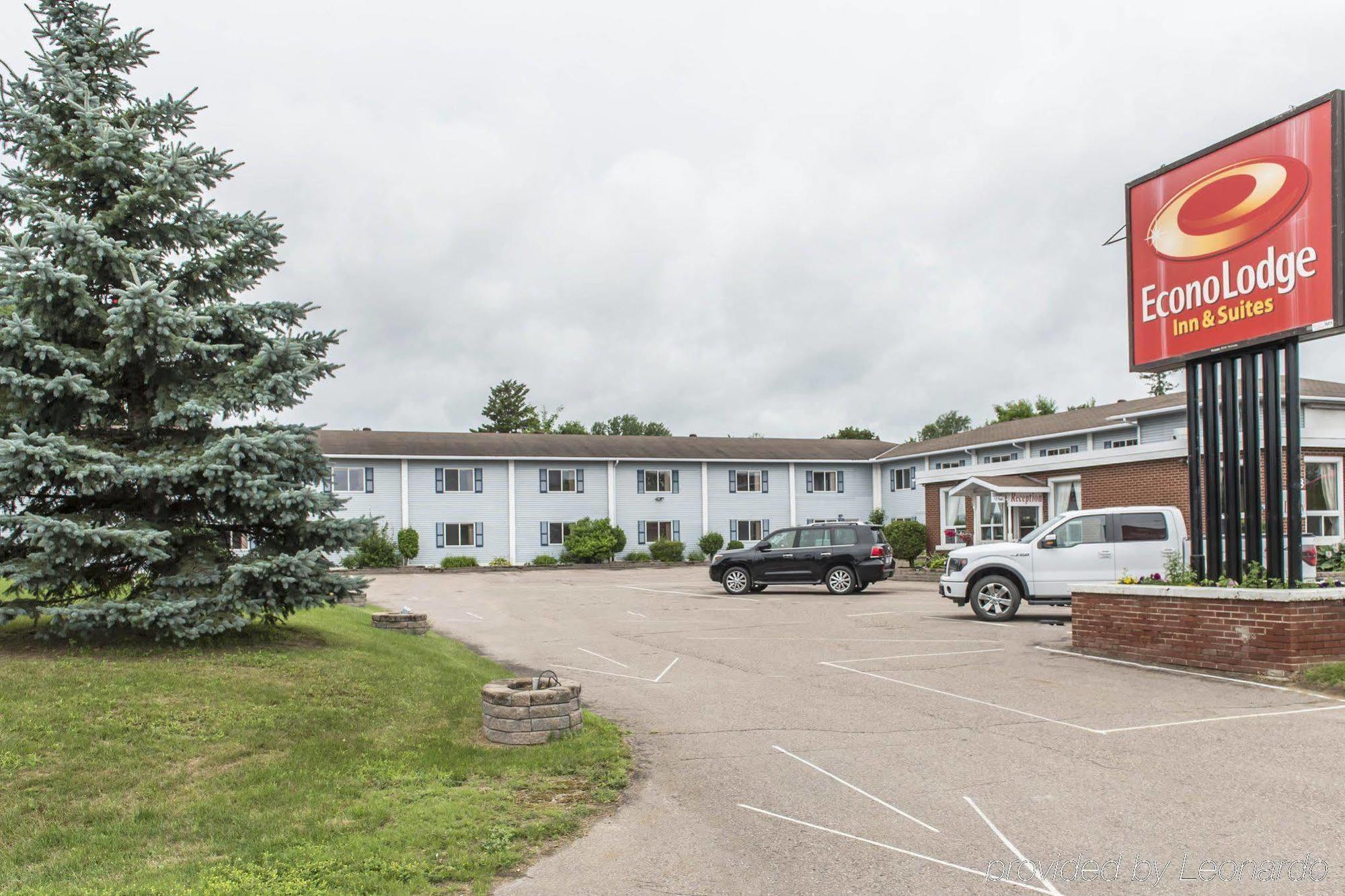 Super 8 By Wyndham Pembroke Hotel Exterior foto
