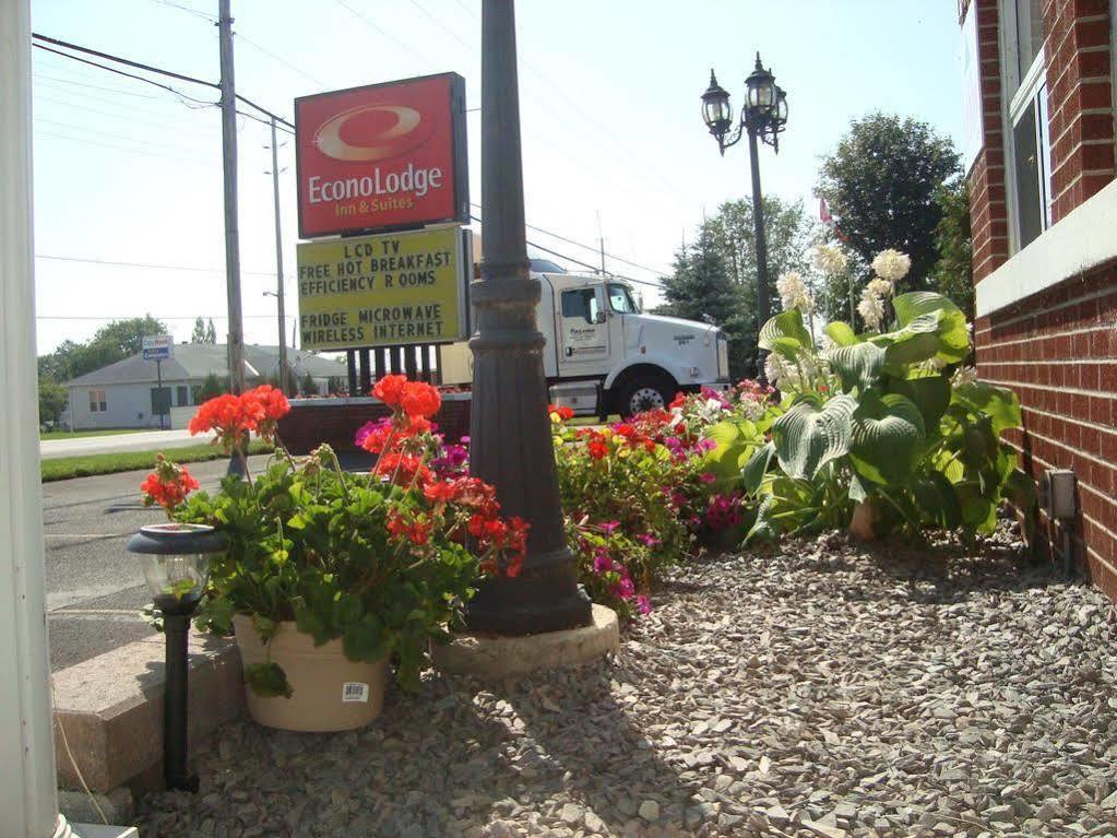 Super 8 By Wyndham Pembroke Hotel Exterior foto