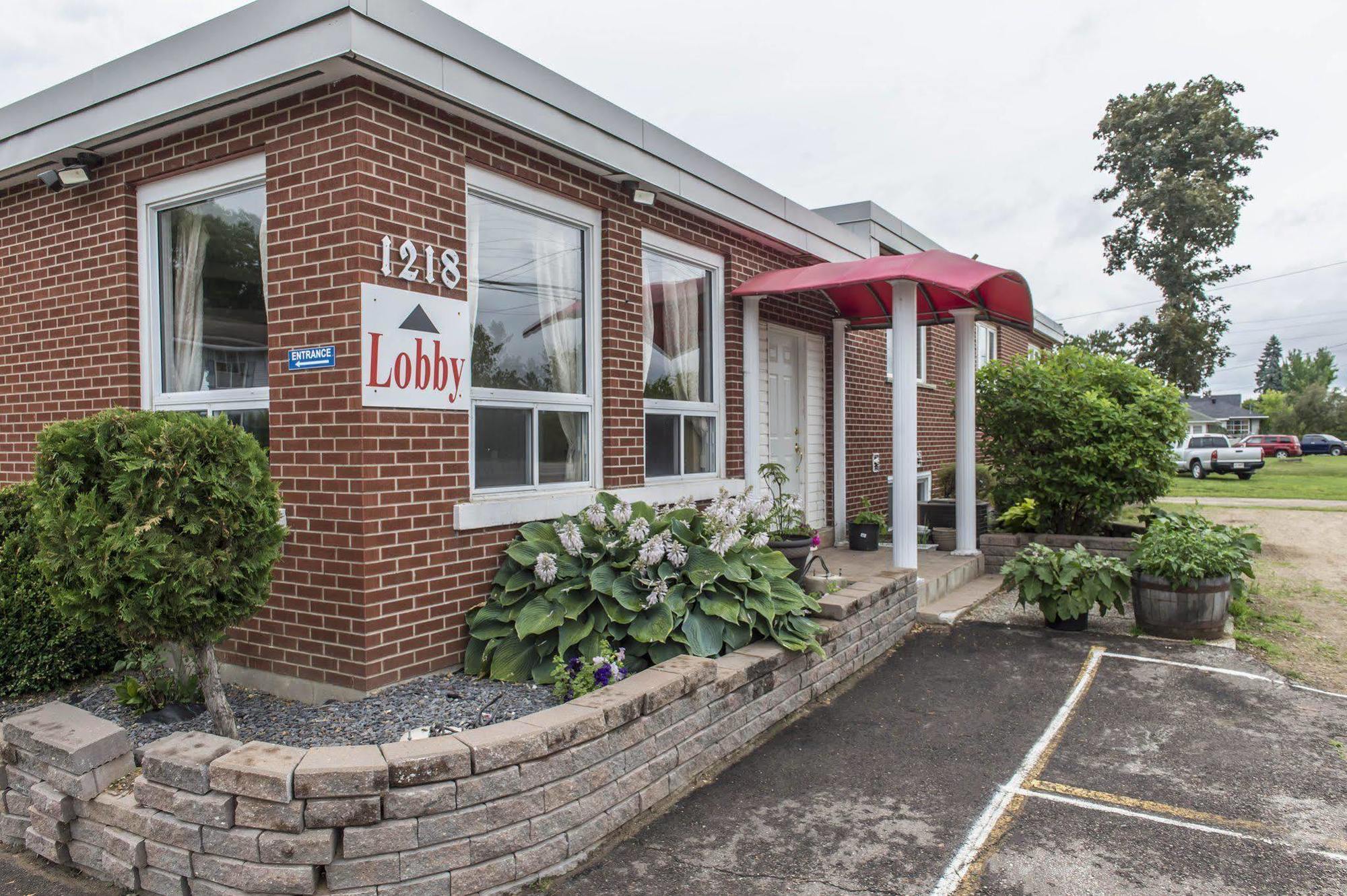 Super 8 By Wyndham Pembroke Hotel Exterior foto